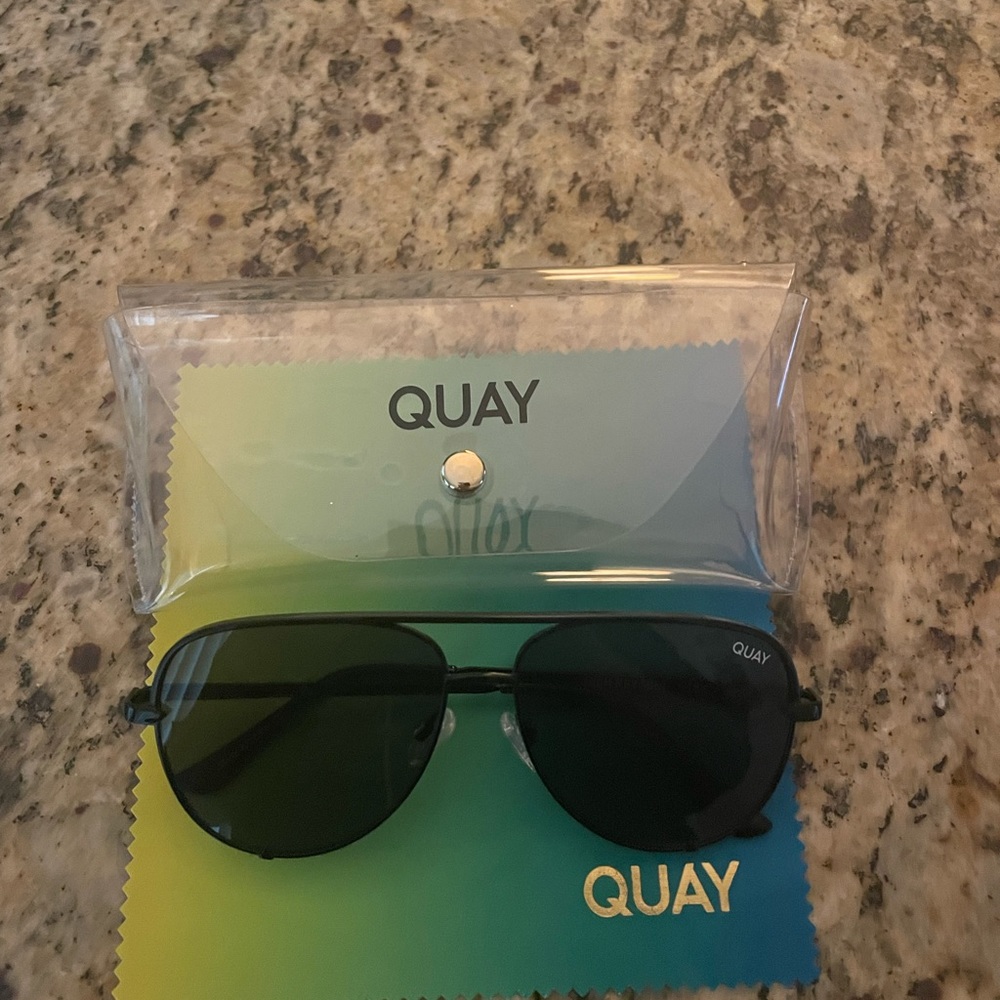 QUAY Sunglasses High Key Mini - Black/Smoke